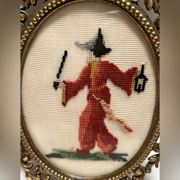 Two Antique Japanese Petit Pointe Embroidery Pictures in Ornate Oval Frame - Picture 3 of 9